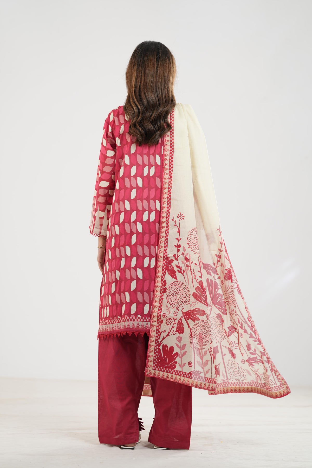 Maria B M Basic Elaheh Design 3 - Printed Lawn 3 Piece - Image 4