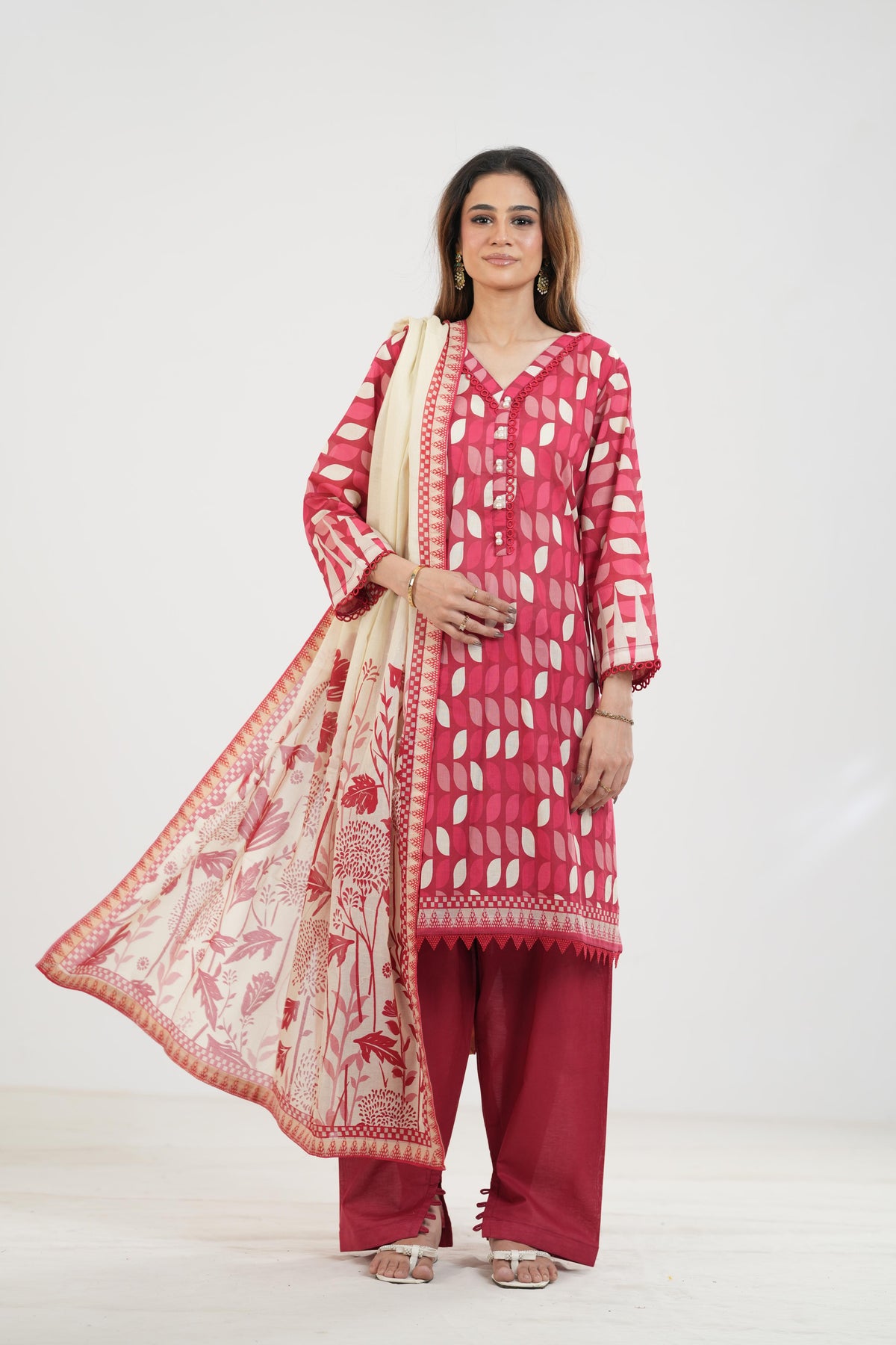 Maria B M Basic Elaheh Design 3 - Printed Lawn 3 Piece - Image 2